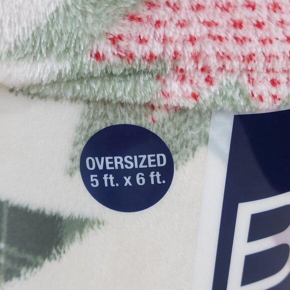 The Big One Oversized Plush Throw Blanket 5' x 6' Christmas Star Patch Quilt - Picture 5 of 9